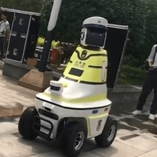 Robot trafik polisleri göreve başladı